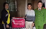 Công an xã Sơn Lâm trao quà tặng bà con biên giới