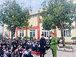 Công an phường Thành Vinh đẩy mạnh tuyên truyền, giáo dục pháp luật trong trường học
