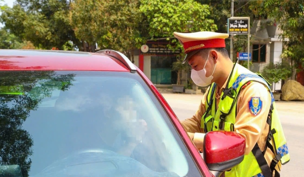 Cảnh sát giao thông Nghệ An tăng cường kiểm tra nồng độ cồn dịp nghỉ Tết Dương lịch 2026