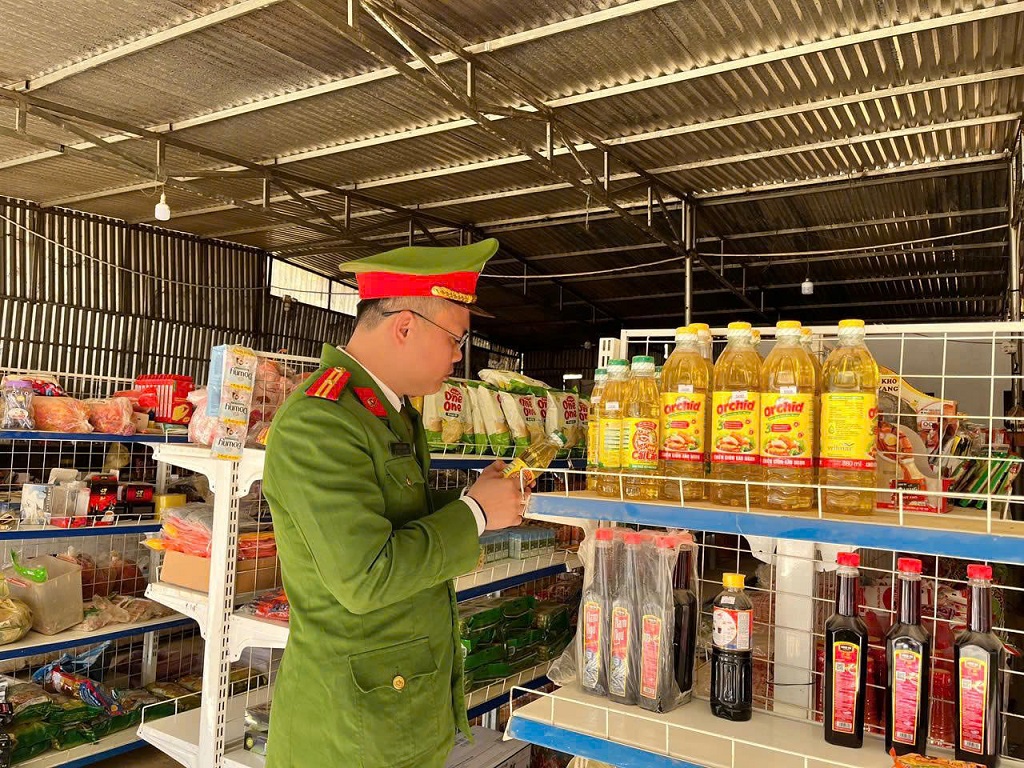 Công an xã Bắc Lý kiểm tra an toàn thực phẩm và phòng cháy, chữa cháy dịp Tết Nguyên đán