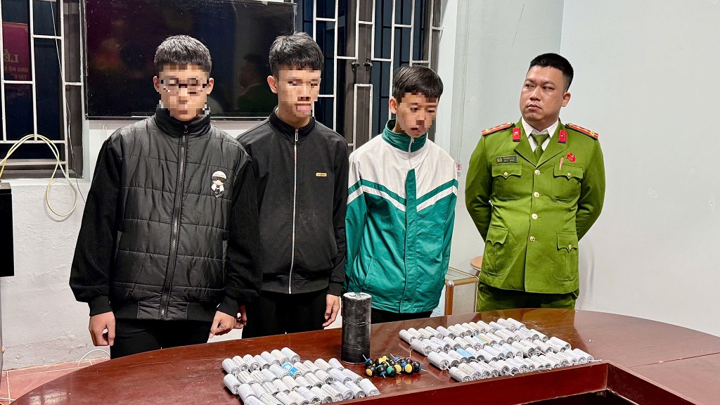 Công an xã Bạch Ngọc liên tiếp bắt, xử lý 03 vụ, 04 đối tượng vi phạm về pháo nổ