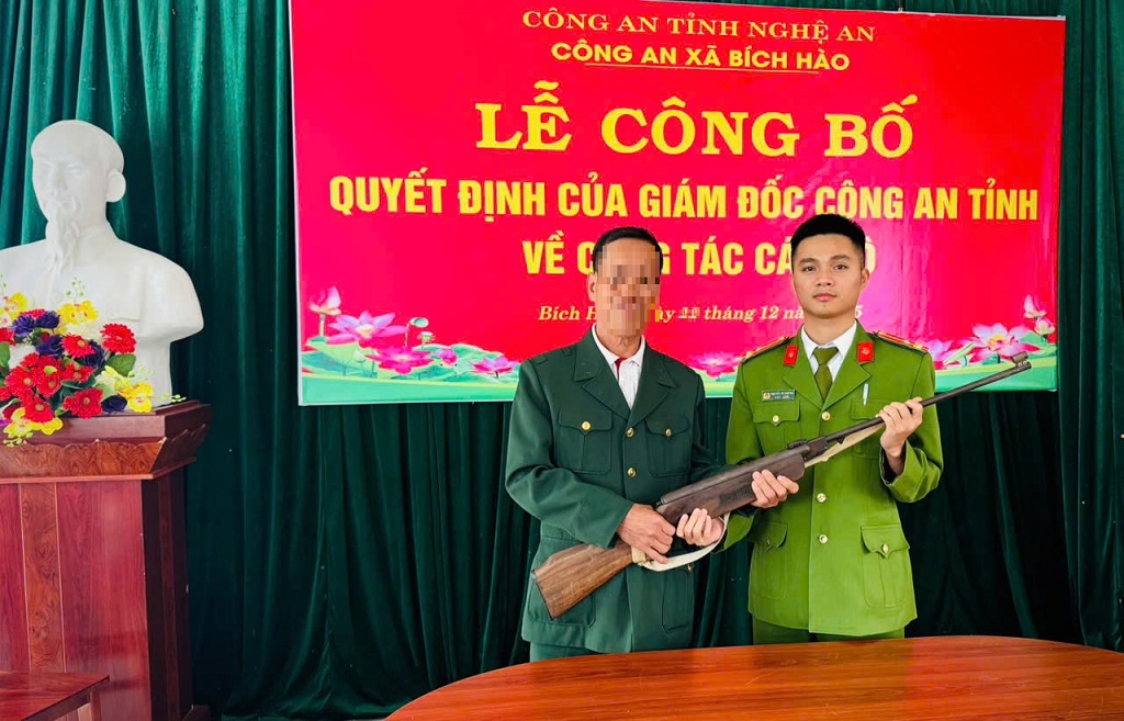 Công an xã Bích Hào tiếp nhận động vật hoang dã và vũ khí quân dụng do người dân tự nguyện giao nộp