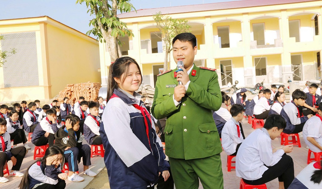 Công an xã Đại Đồng tuyên truyền, phổ biến pháp luật cho học sinh