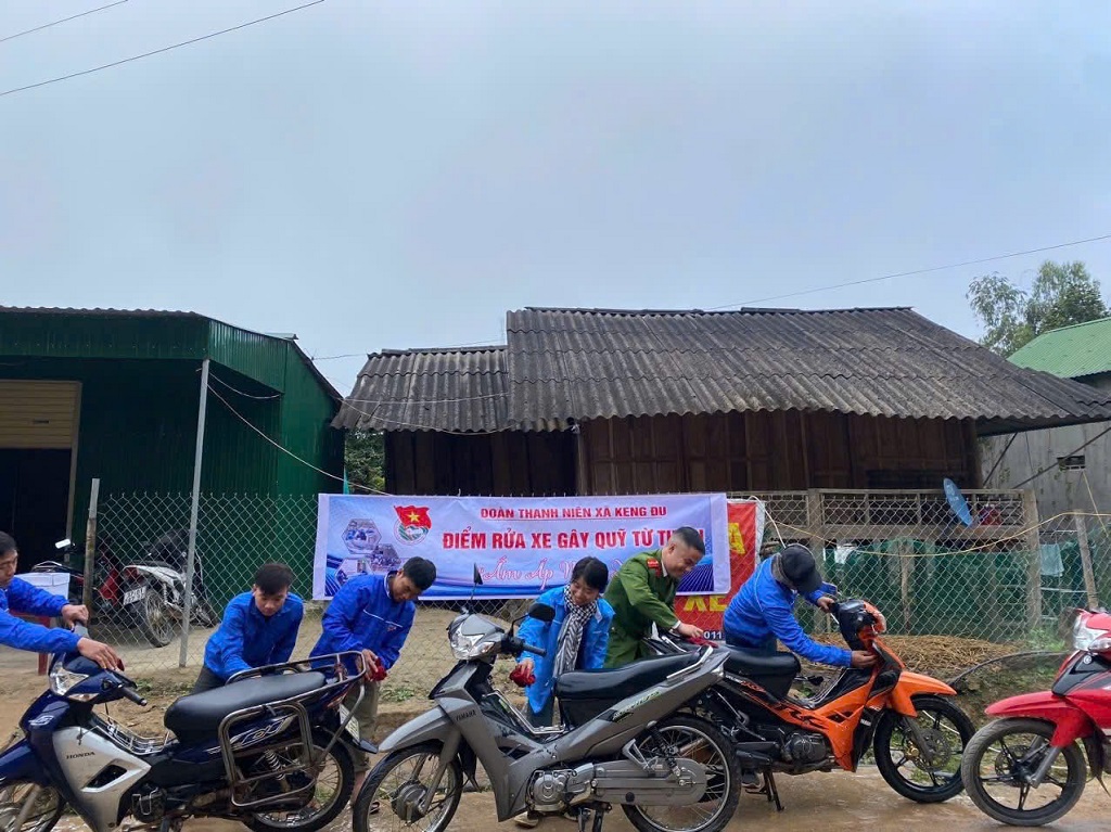 Công an xã Keng Đu tổ chức rửa xe gây quỹ tình nguyện