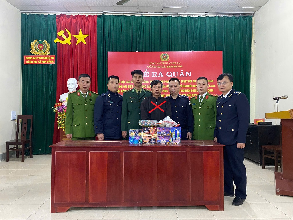 Công an xã Kim Bảng bắt giữ 02 đối tượng mua bán pháo nổ