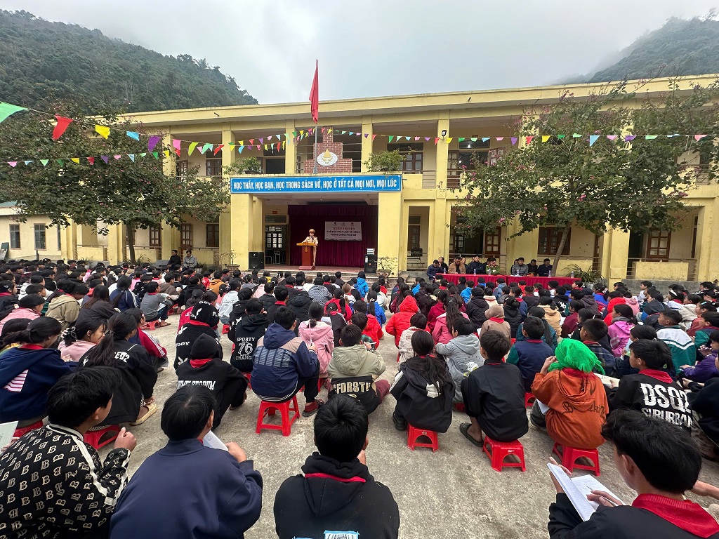 Công an xã Mường Lống tuyên truyền, phổ biến pháp luật về ATGT và phòng, chống pháo nổ