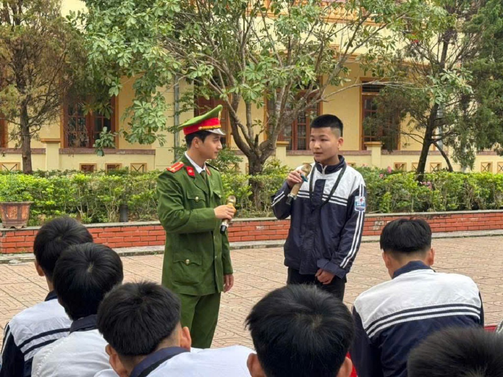 Công an xã Xuân Lâm tuyên truyền, phổ biến pháp luật cho học sinh
