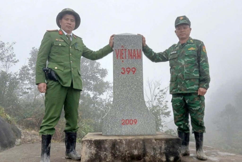 Công an xã Na Loi phối hợp tuần tra cột mốc biên giới