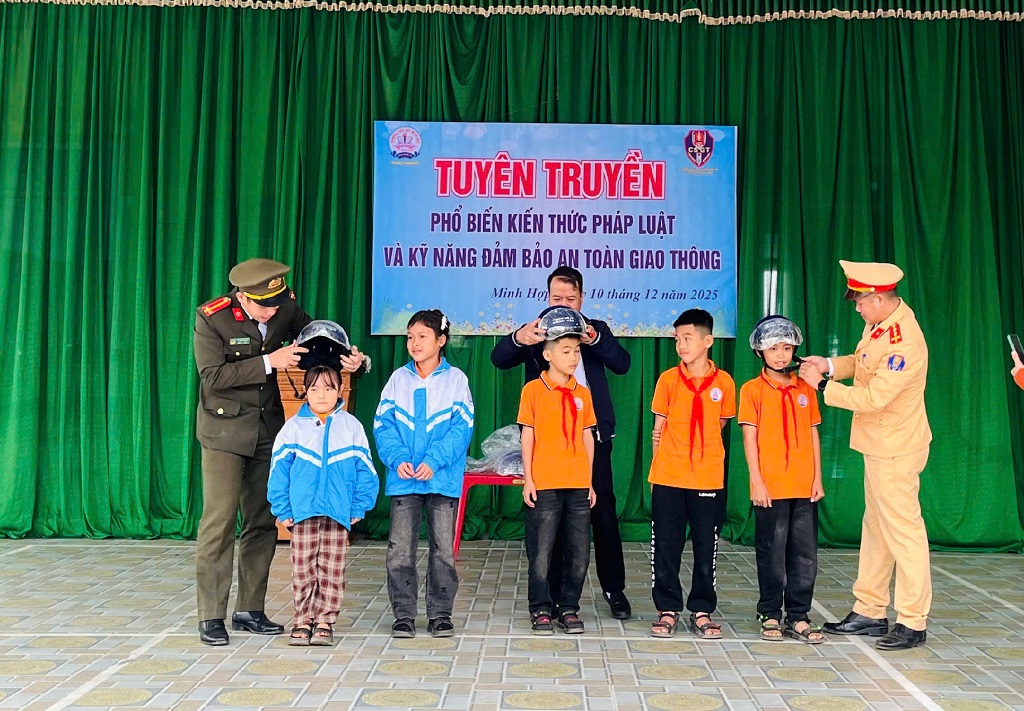 Công an xã Minh Hợp tuyên truyền, giáo dục ý thức chấp hành pháp luật