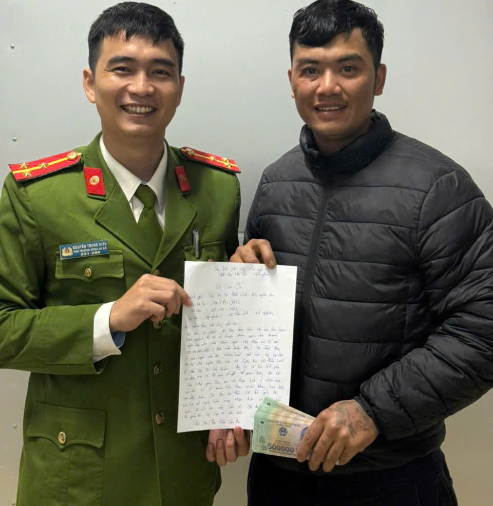 Công an xã Thần Lĩnh hỗ trợ người dân nhận lại 40 triệu đồng chuyển khoản nhầm