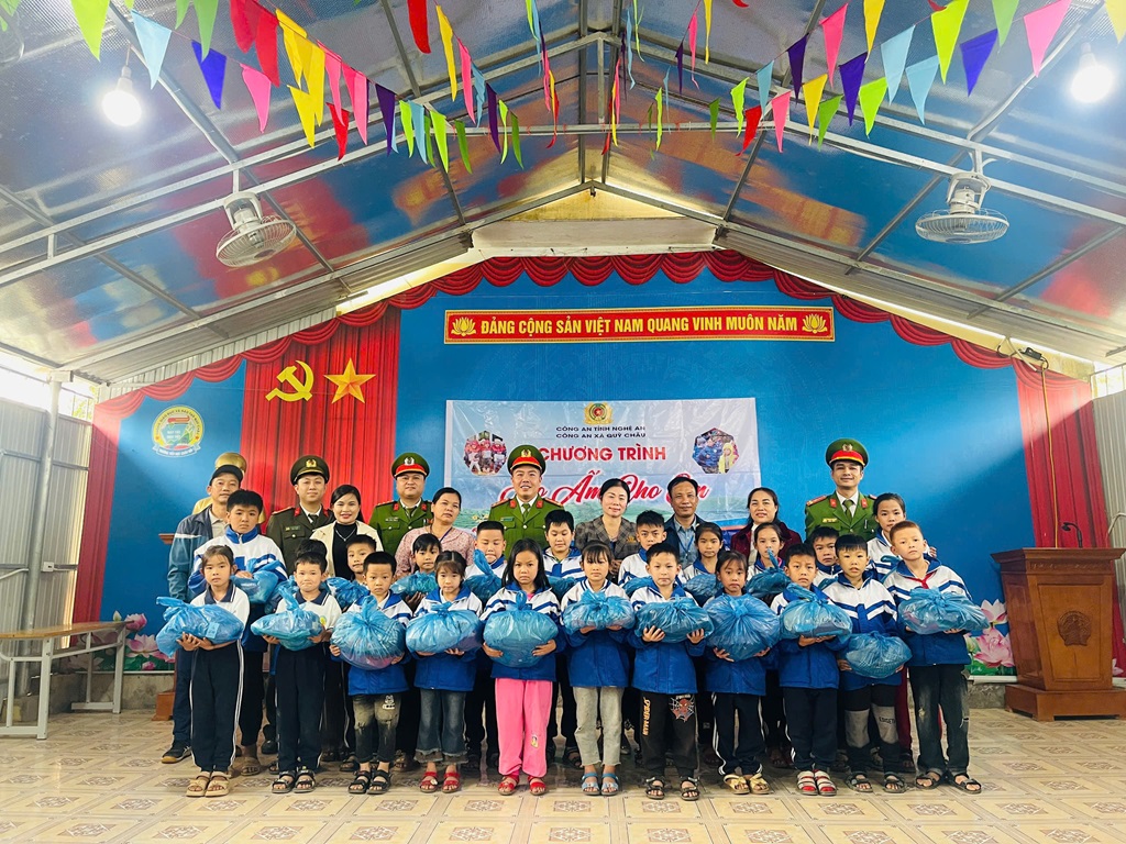 Công an xã Quỳ Châu tổ chức chương trình 