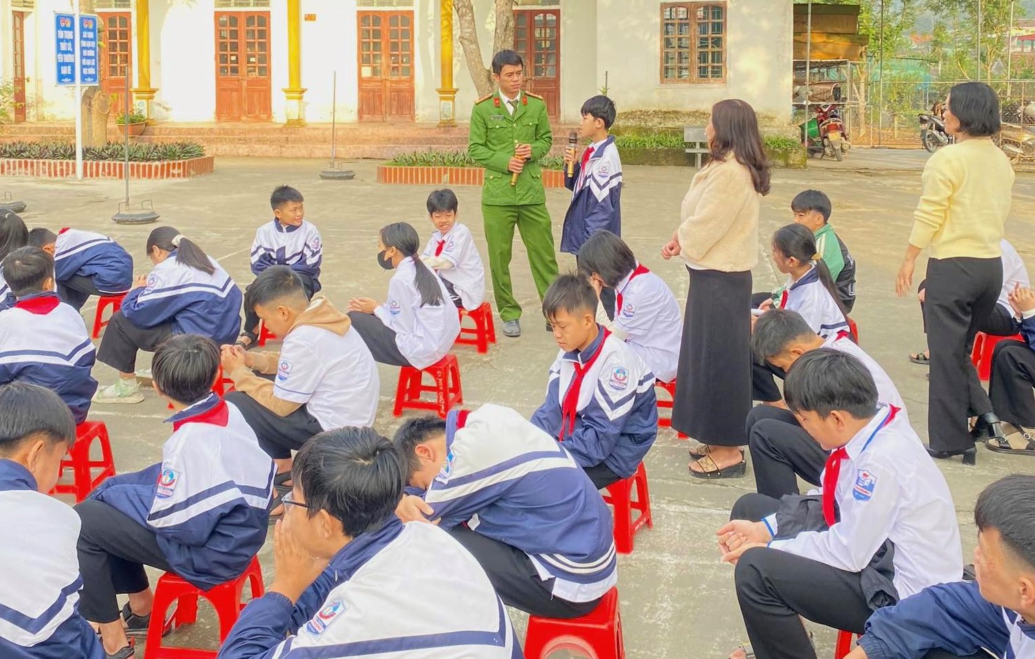 Công an xã Vạn An tuyên truyền ATGT và phòng, chống pháo nổ trong nhà trường