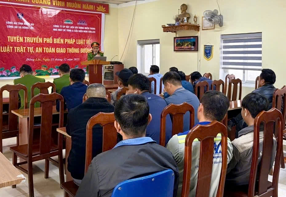 Công an xã Đông Lộc tuyên truyền pháp luật về an toàn giao thông