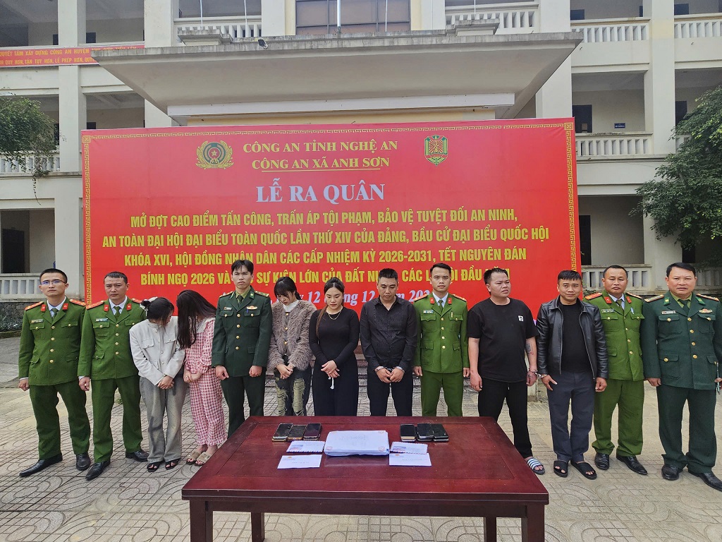 Công an xã Anh Sơn bắt giữ 01 vụ, 10 đối tượng phạm tội về ma túy