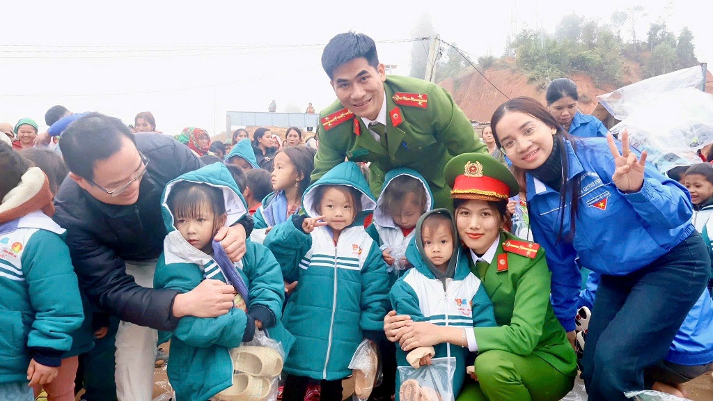 Công an xã Quỳnh Phú trao quà tặng đồng bào và học sinh vùng biên giới