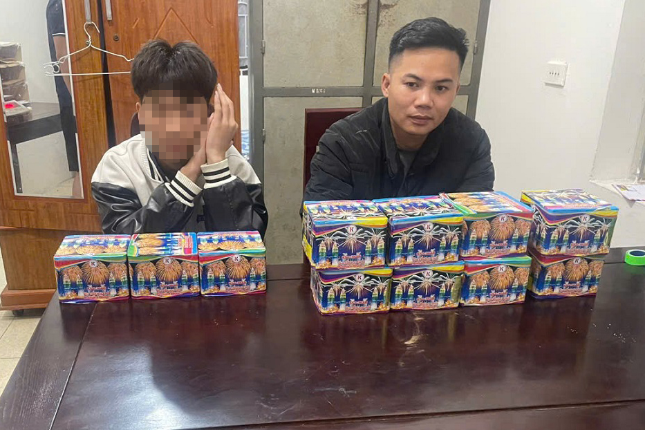 Công an xã Hợp Minh bắt giữ 02 đối tượng mua bán trái phép pháo nổ