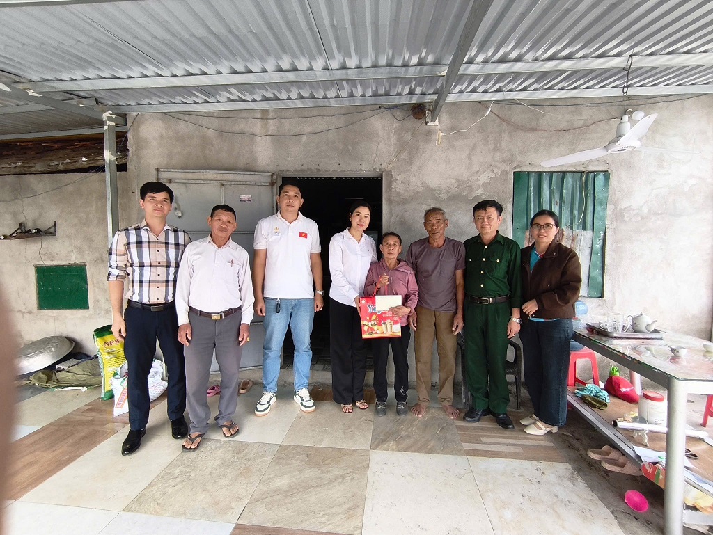 Công an xã Đông Thành tặng quà gia đình giáo dân có hoàn cảnh khó khăn