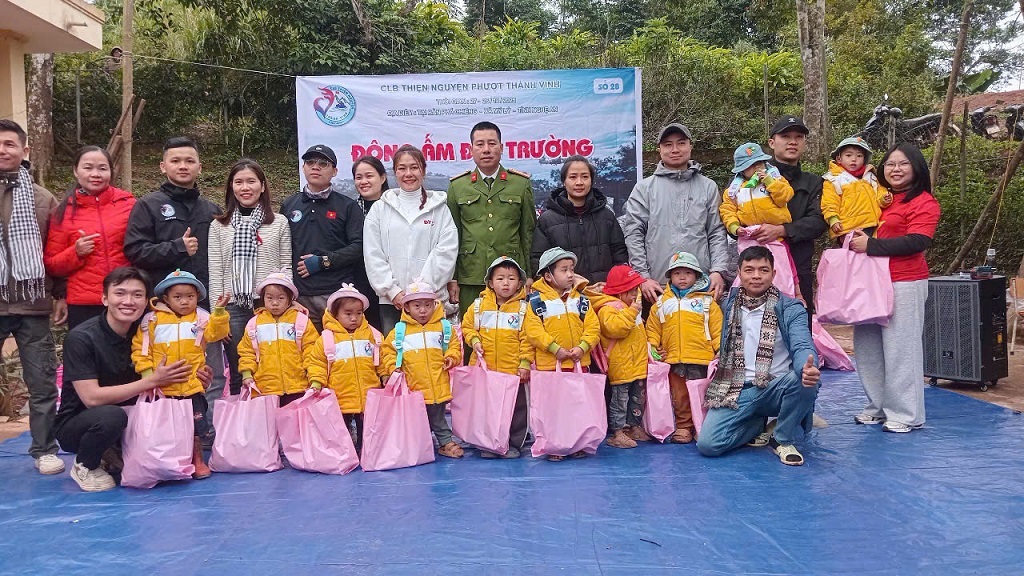 Công an xã Mỹ Lý phối hợp Đoàn thiện nguyện trao quà hỗ trợ người dân