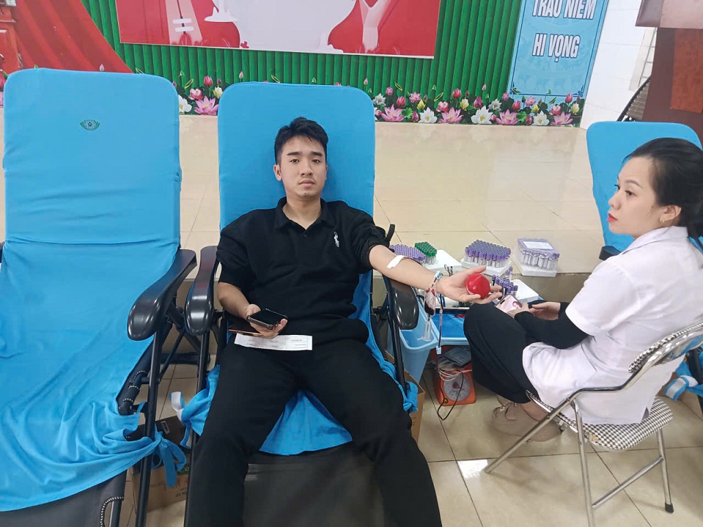 Cán bộ Công an xã Hữu Kiệm kịp thời hiến máu cứu người đang nguy kịch