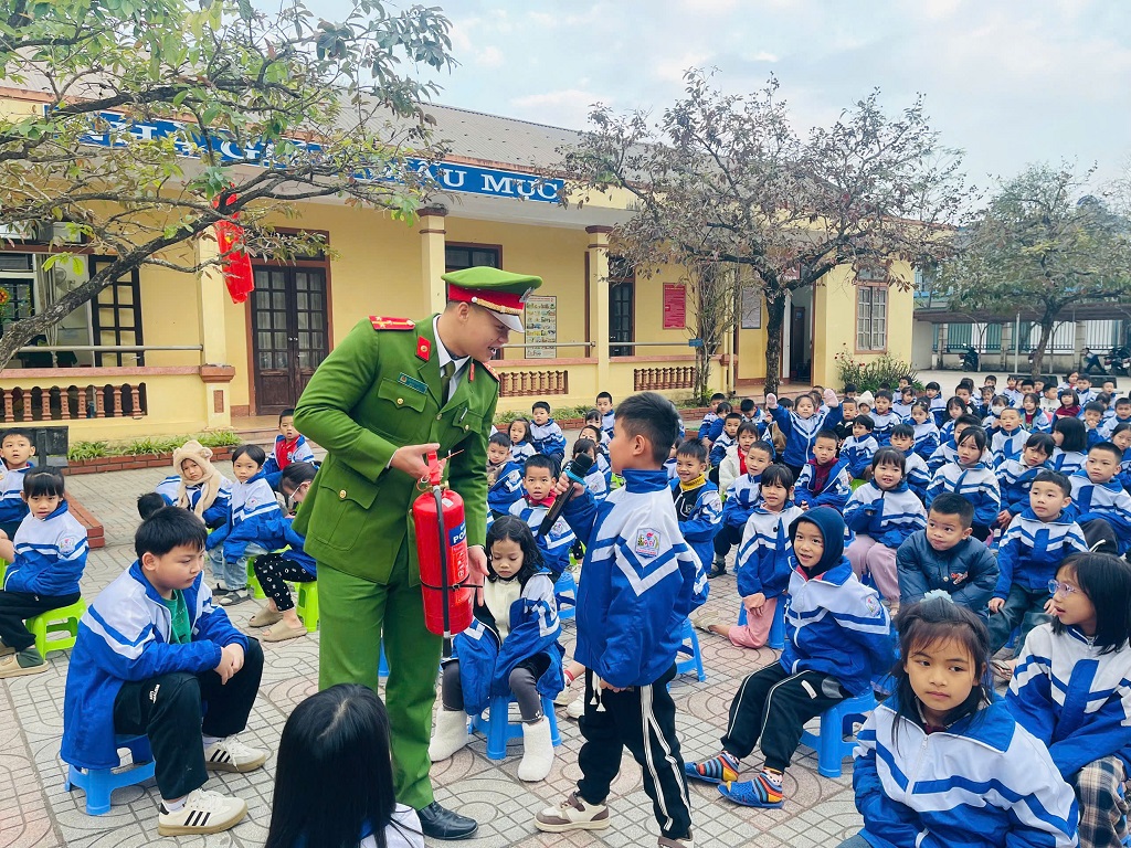 Công an xã Bích Hào tuyên truyền, phổ biến pháp luật tại trường Tiểu học Thanh Giang