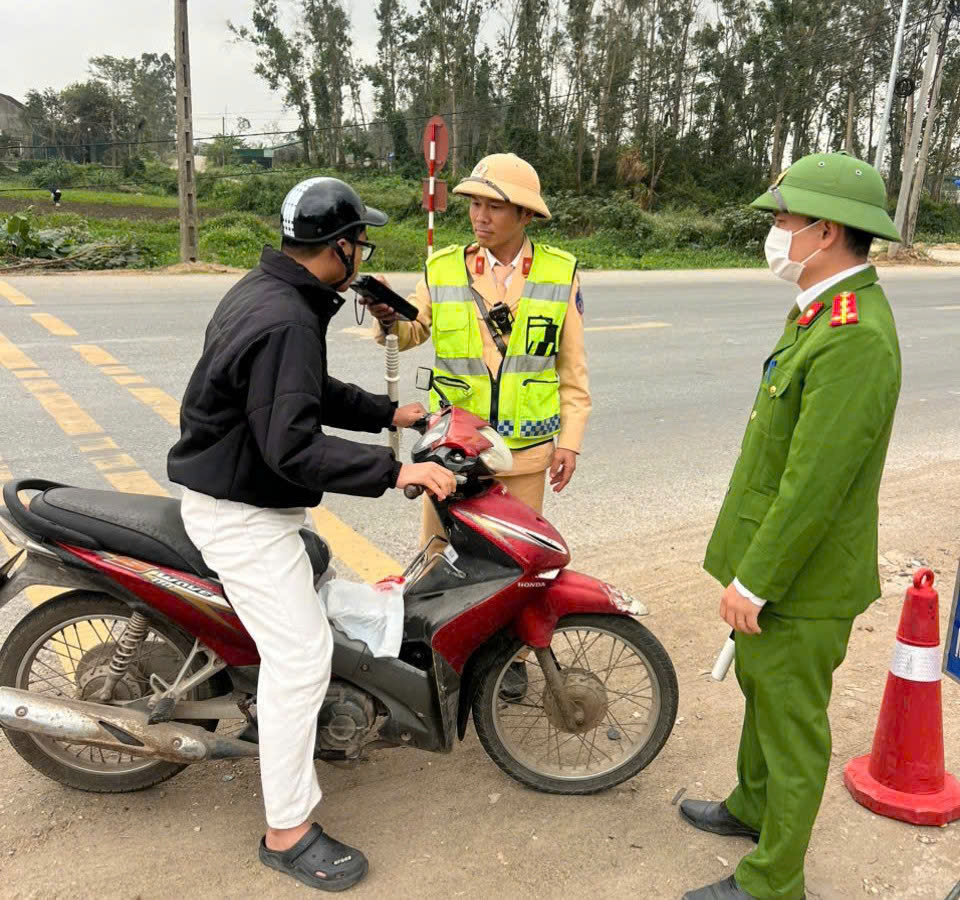Tổ CSGT Nghi Lộc tăng cường xử lý vi phạm giao thông dịp đầu năm