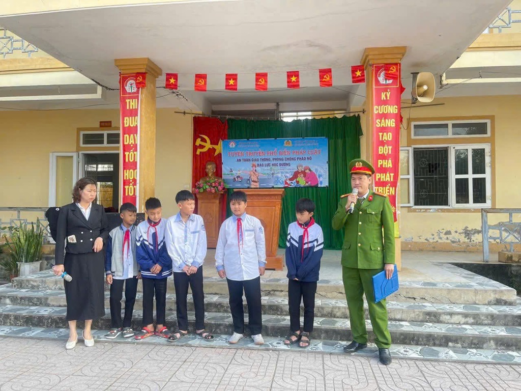 Công an xã Yên Trung đẩy mạnh tuyên truyền pháp luật cho học sinh