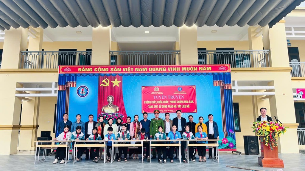Công an xã Tiên Đồng tuyên truyền pháp luật cho học sinh