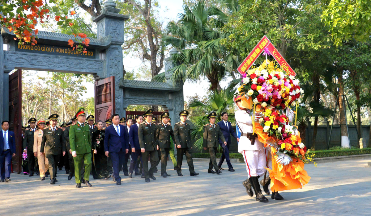 Bộ trưởng Lương Tam Quang dâng hoa, dâng hương tưởng niệm Chủ tịch Hồ Chí Minh tại Khu di tích Quốc gia đặc biệt Kim Liên