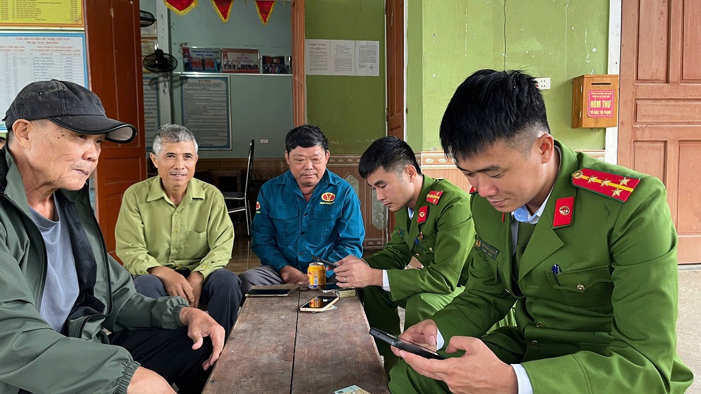 Công an xã Yên Xuân hướng dẫn đảng viên cài đặt Sổ tay đảng viên điện tử