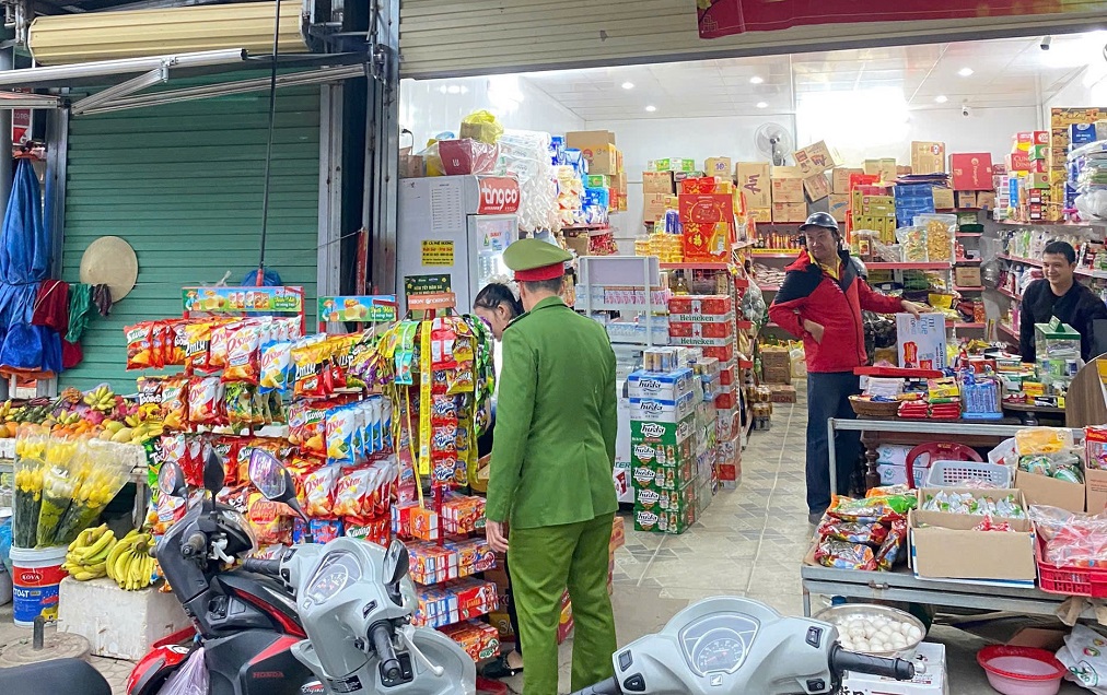 Công an xã Vạn An ra quân giải tỏa hành lang ATGT tại khu vực chợ