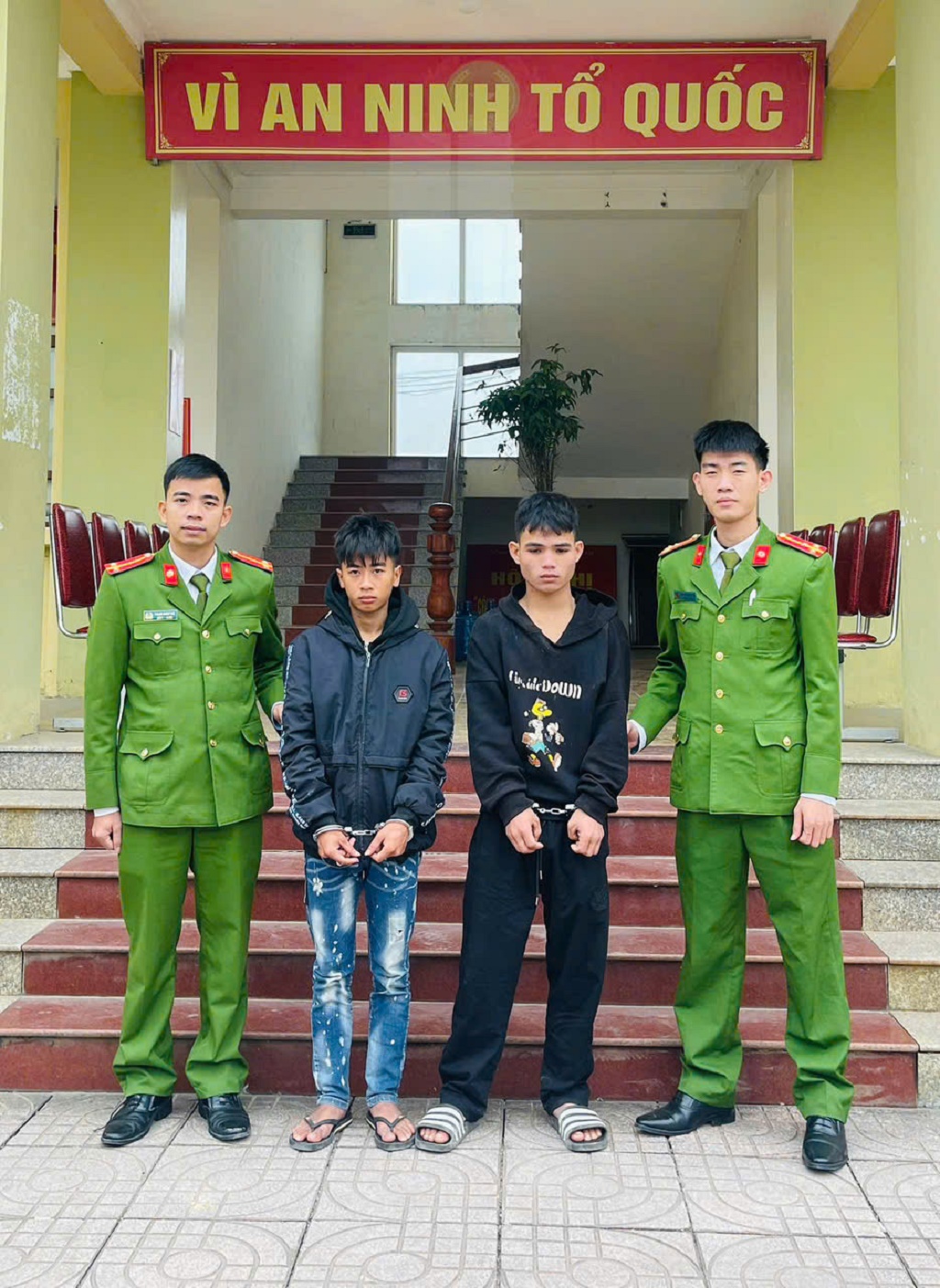 Khởi tố 02 đối tượng trộm cắp tiền công đức