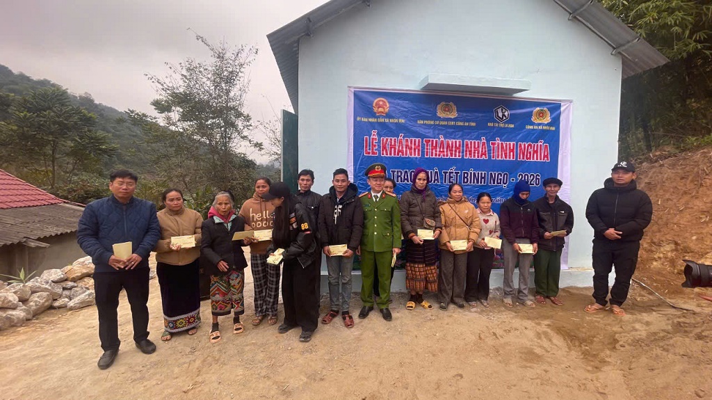 Văn phòng Cơ quan CSĐT trao 02 nhà tình nghĩa tại xã Nhôn Mai