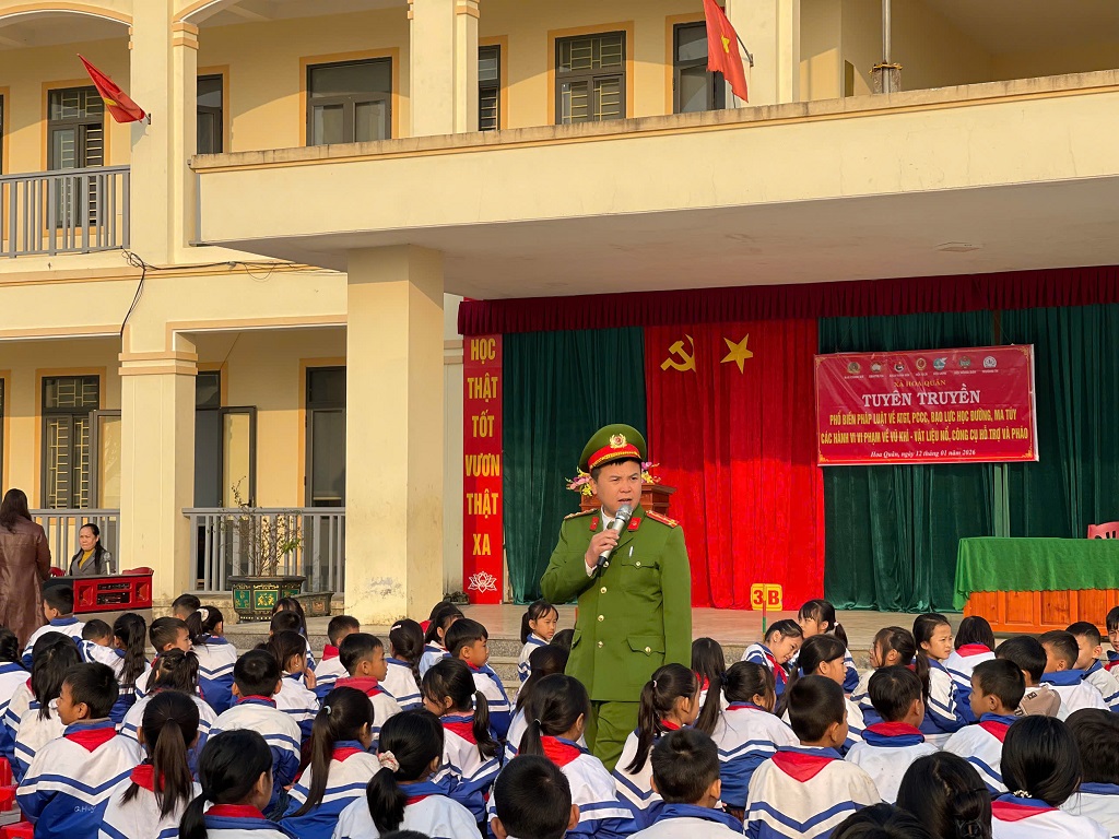 Công an xã Hoa Quân tuyên truyền, phổ biến pháp luật tại Trường Tiểu học Thanh Khê
