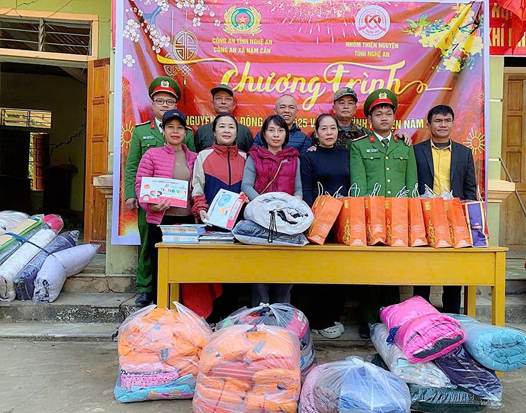 Công an xã Nậm Cắn trao quà tặng hộ dân có hoàn cảnh khó khăn