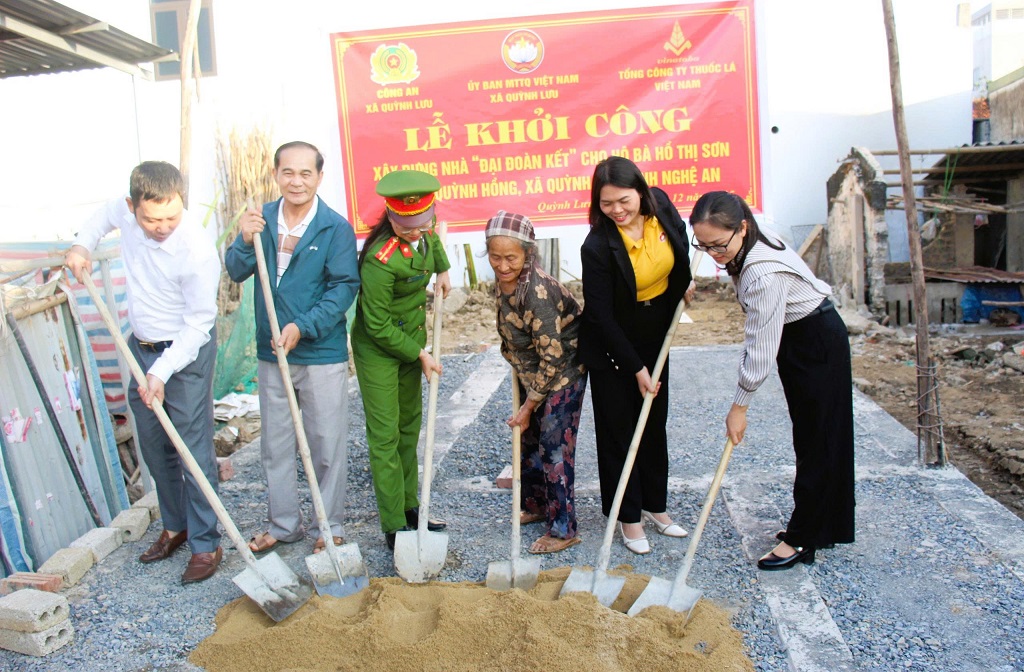 Công an xã Quỳnh Lưu vận động làm nhà tặng người nghèo