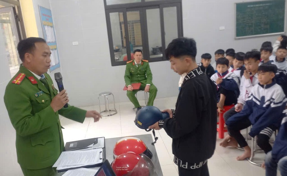 Công an xã Hữu Khuông tuyên truyền pháp luật trong trường học