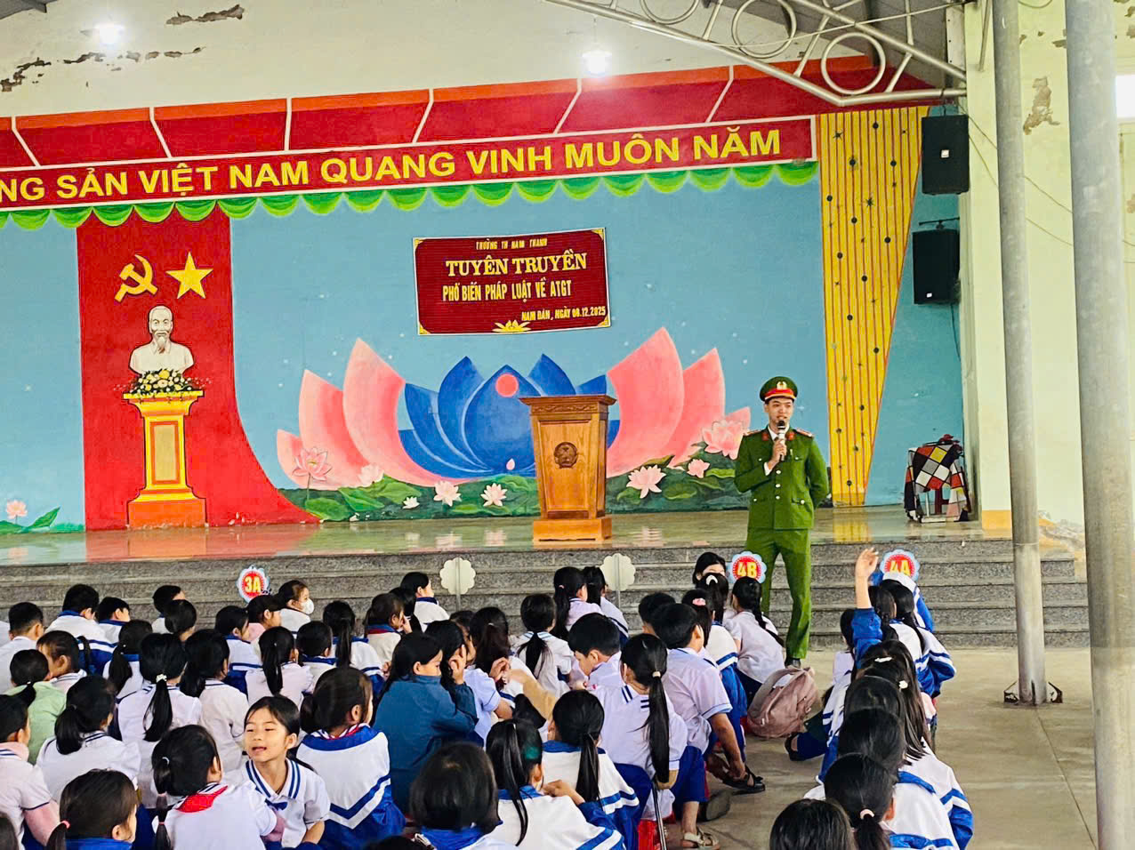 Công an xã Nam Đàn tuyên truyền phổ biến, giáo dục pháp luật trong trường học