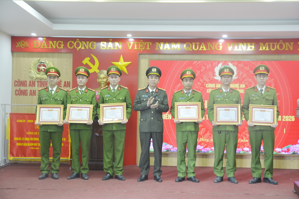 Phát huy tinh thần trách nhiệm, gần dân, sát dân, lắng nghe và kịp thời giải quyết những vấn đề phát sinh từ cơ sở