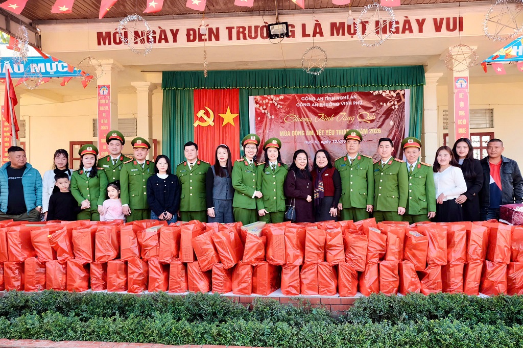 Công an phường Vinh Phú trao 500 suất quà tặng đồng bào vùng cao