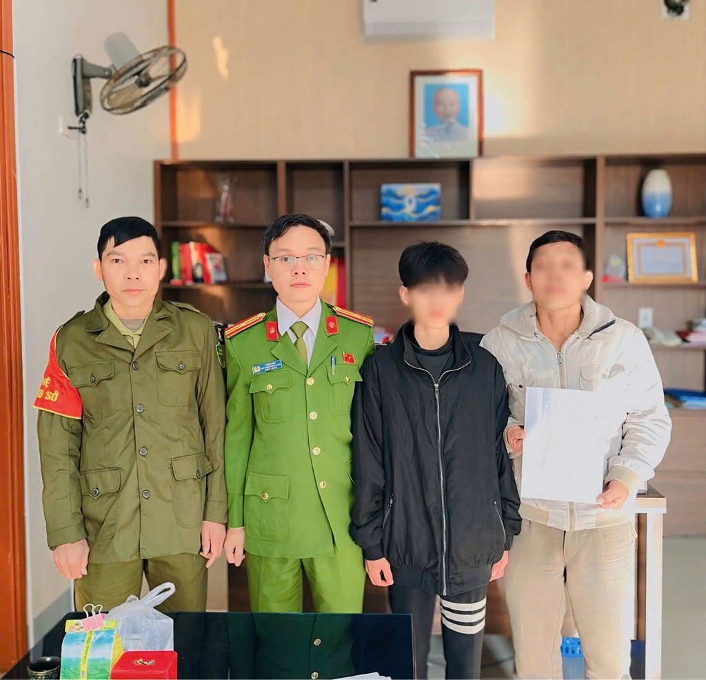 Công an xã Nghĩa Đàn hỗ trợ cháu bé đi lạc về với gia đình