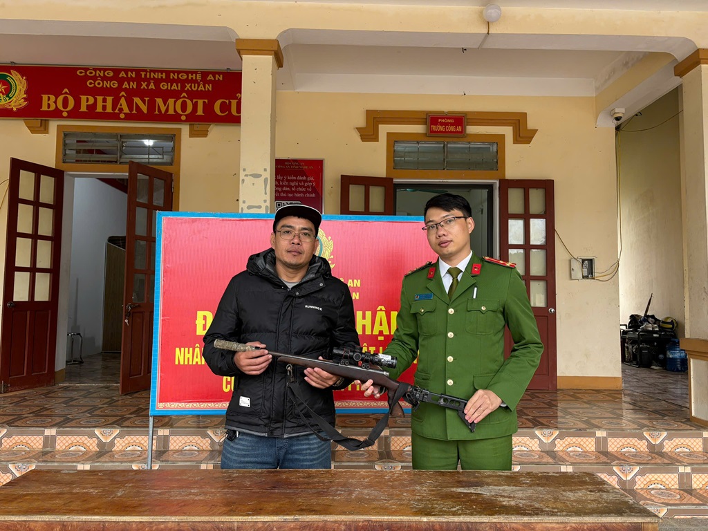 Công an xã Giai Xuân tuyên truyền, vận động thu hồi vũ khí, vật liệu nổ, công cụ hỗ trợ