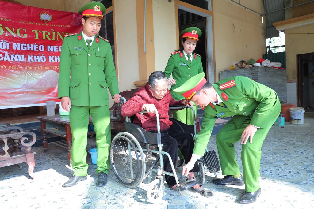 Công an xã Lam Thành trao xe lăn tặng người khuyết tật, người già yếu đi lại khó khăn