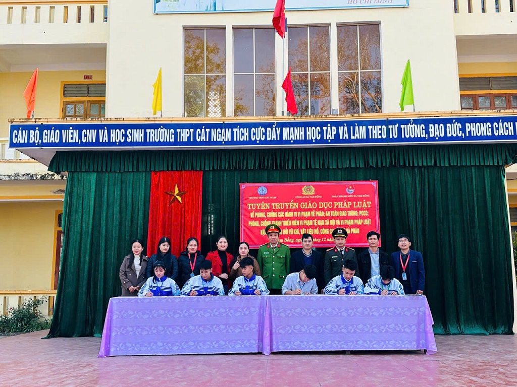 Công an xã Tam Đồng tuyên truyền, phổ biến pháp luật cho học sinh