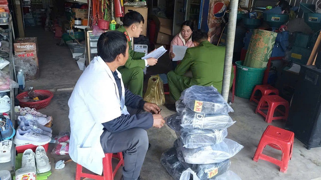 Công an xã Keng Đu phối hợp kiểm tra an toàn thực phẩm dịp Tết Nguyên đán