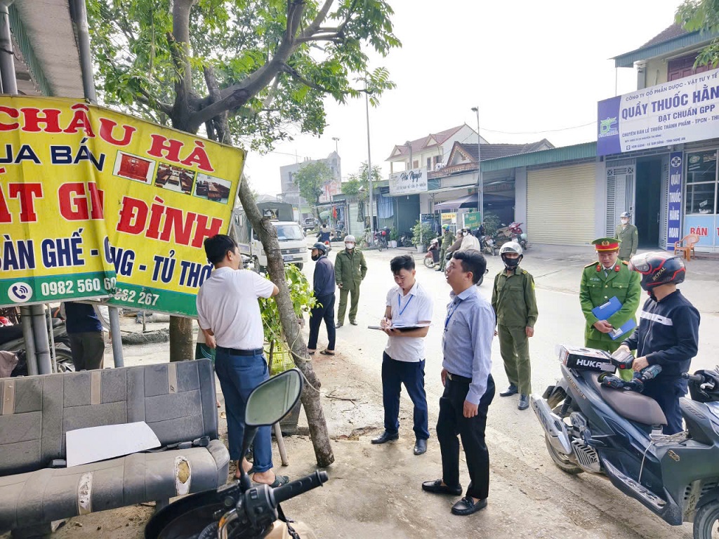 Công an xã Tam Đồng ra quân giải tỏa hành lang an toàn giao thông