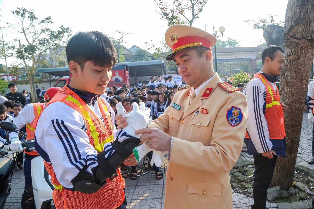 Tuyên truyền pháp luật, hướng dẫn kỹ năng lái xe gắn máy an toàn cho học sinh