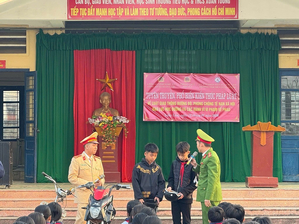 Công an xã Xuân Lâm tuyên truyền, phổ biến giáo dục pháp luật tại trường Tiểu học và THCS Xuân Tường