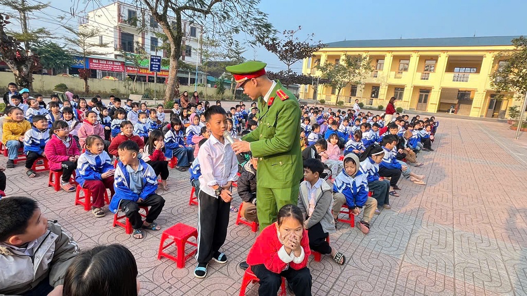 Công an xã Bích Hào tuyên truyền, phổ biến giáo dục pháp luật trong trường học