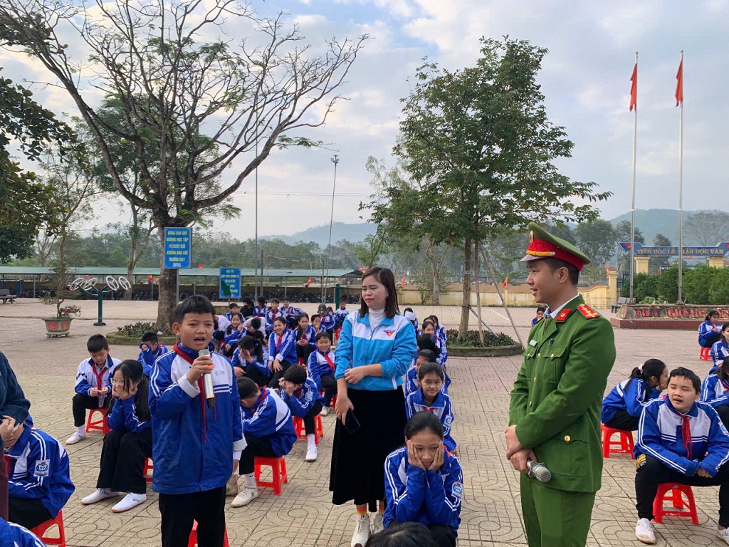 Công an xã Tam Đồng tuyên truyền, phổ biến pháp luật tại Trường THCS Thanh Liên