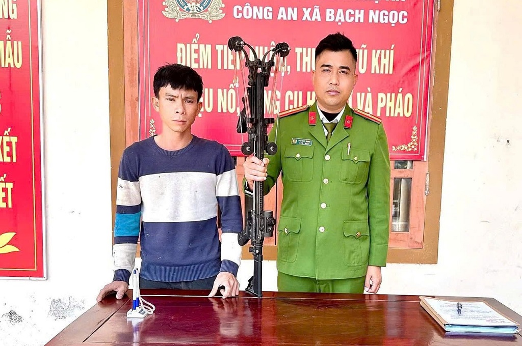 Công an xã Bạch Ngọc tuyên truyền, vận động người dân giao nộp vũ khí, vật liệu nổ, công cụ chỗ trợ